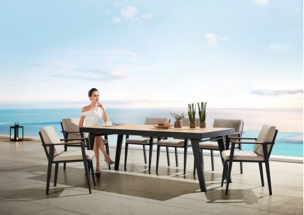 Aluminiowy zestaw mebli ogrodowych Higold Emoti stół z drewnianym blatem i 8 krzeseł antracytowy