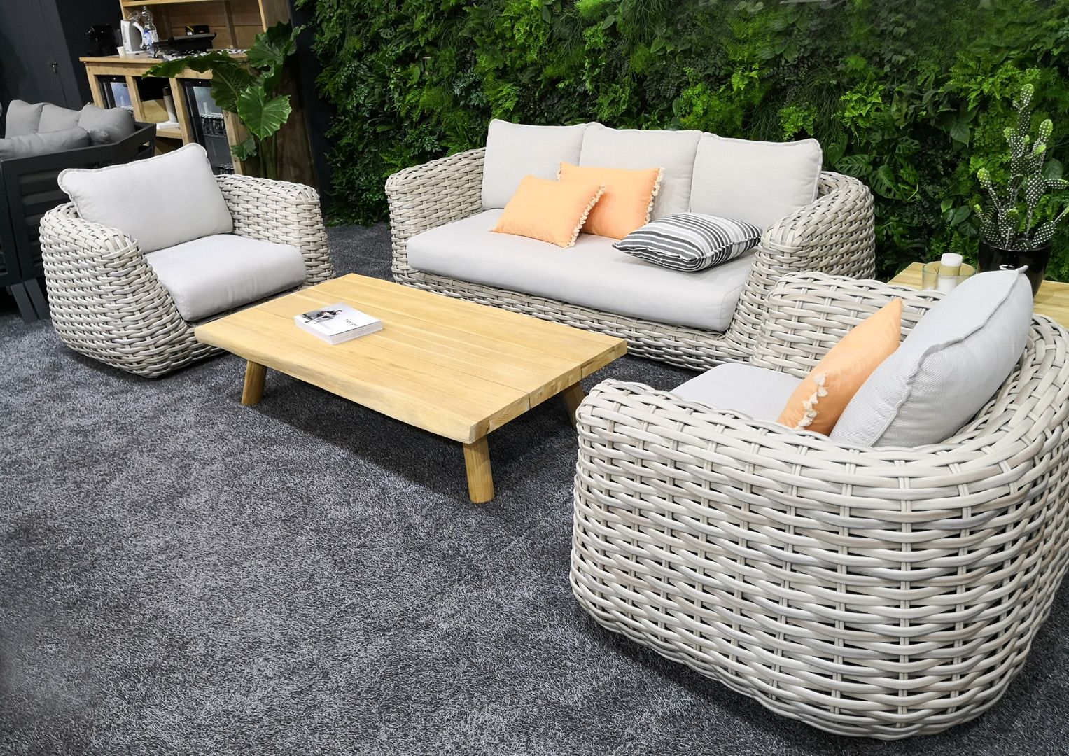 Zestaw mebli ogrodowych Wakkanda  z technorattanu sofa i fotele z dużymi beżowymi poduszkami i stolikiem kawowym