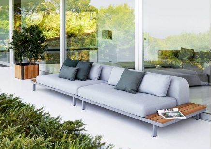 Sofa ogrodowa Cane-Line SPACE z półkami teakowymi