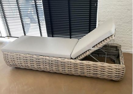 Leżak ogrodowy z technorattanu z beżową poduszką i regulacją oparcia pleców Wakkanda Edel